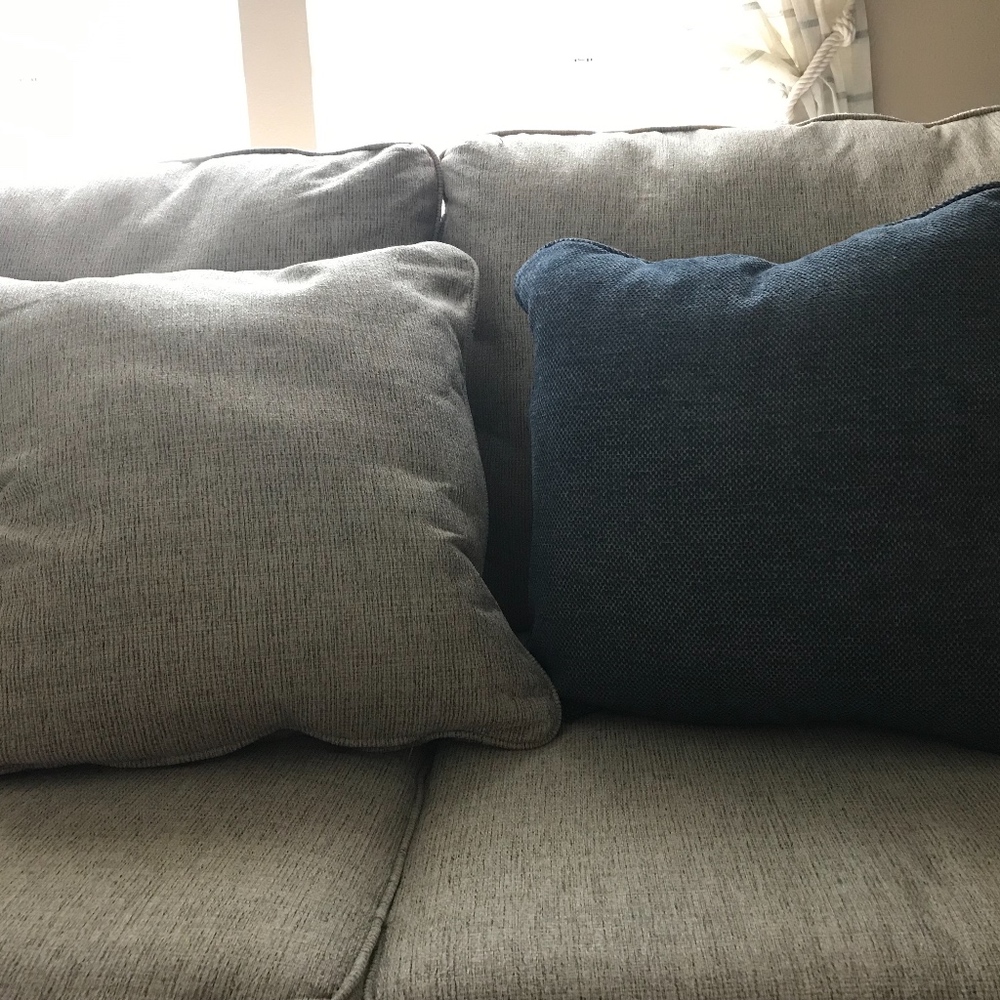 New Ashley Furniture Dandrea Sofa Pillows - Picture 2 of 3